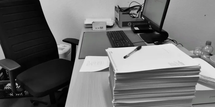 Personne consultant des documents administratifs et des relevés de carrière à son bureau