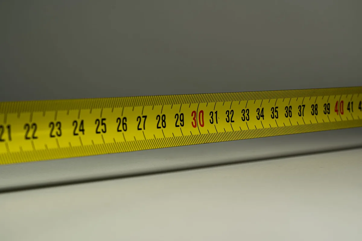 Mesure de la distance entre une haie et la limite de propriété selon la réglementation