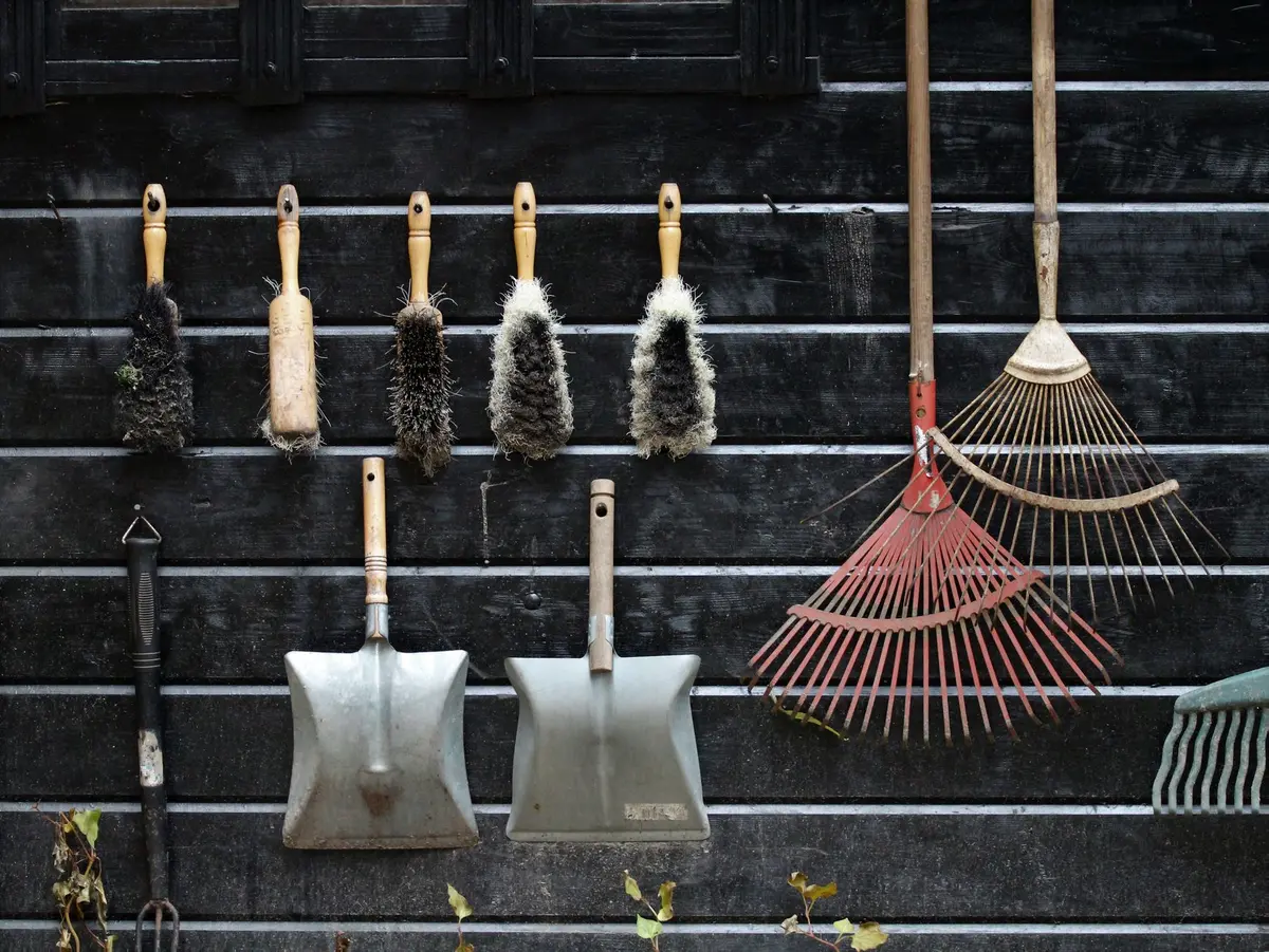 Outils de jardin rangés dans une remise verrouillée
