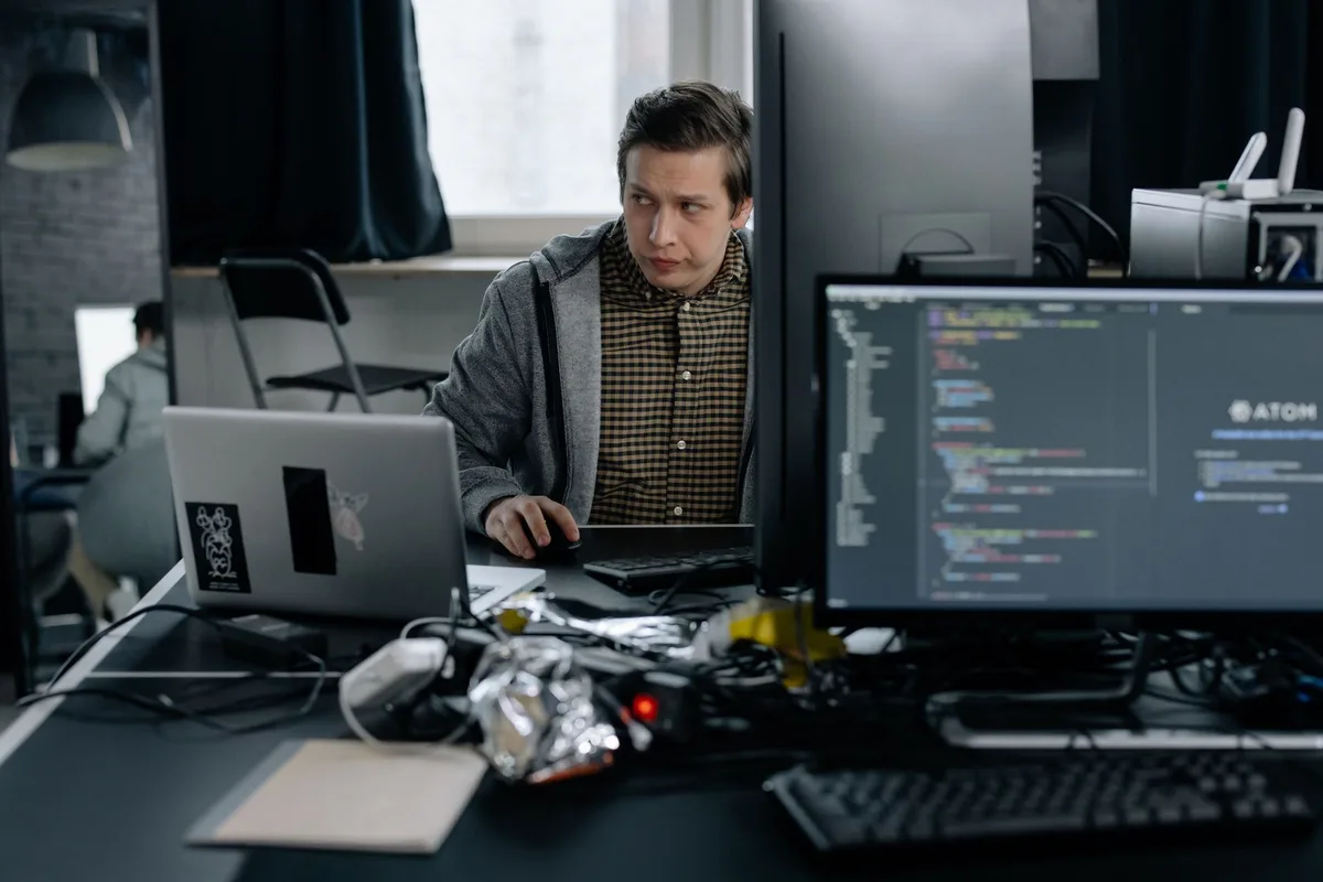 Développeur travaillant sur du code informatique à son poste de travail