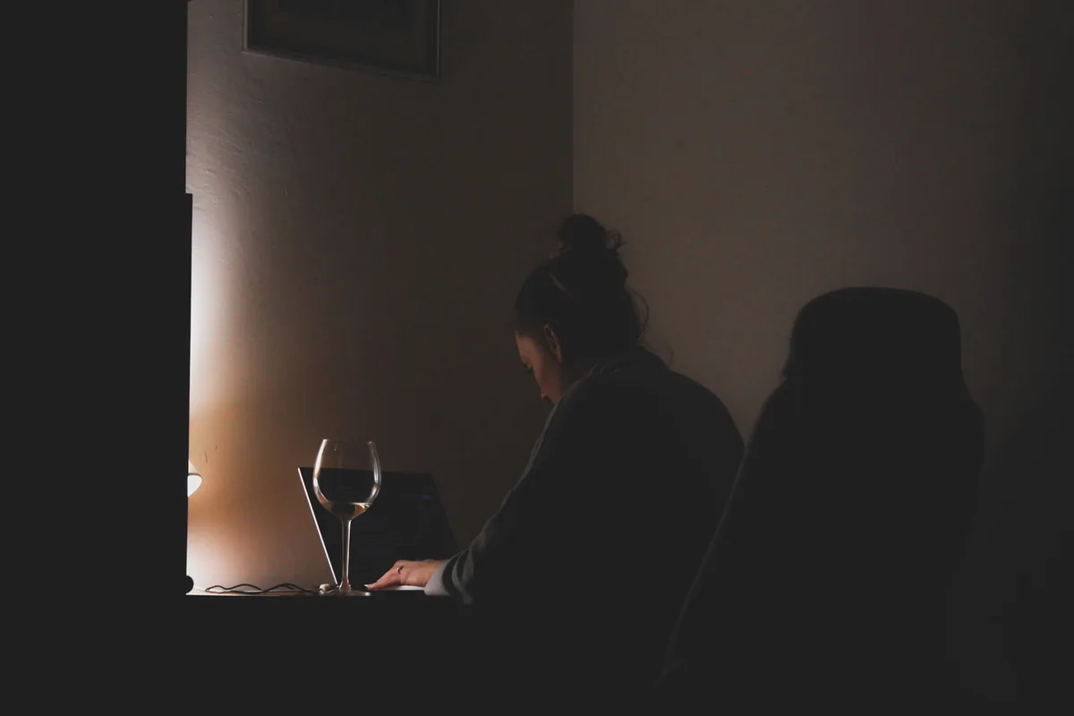 Personne travaillant de manière concentrée dans un environnement de télétravail calme
