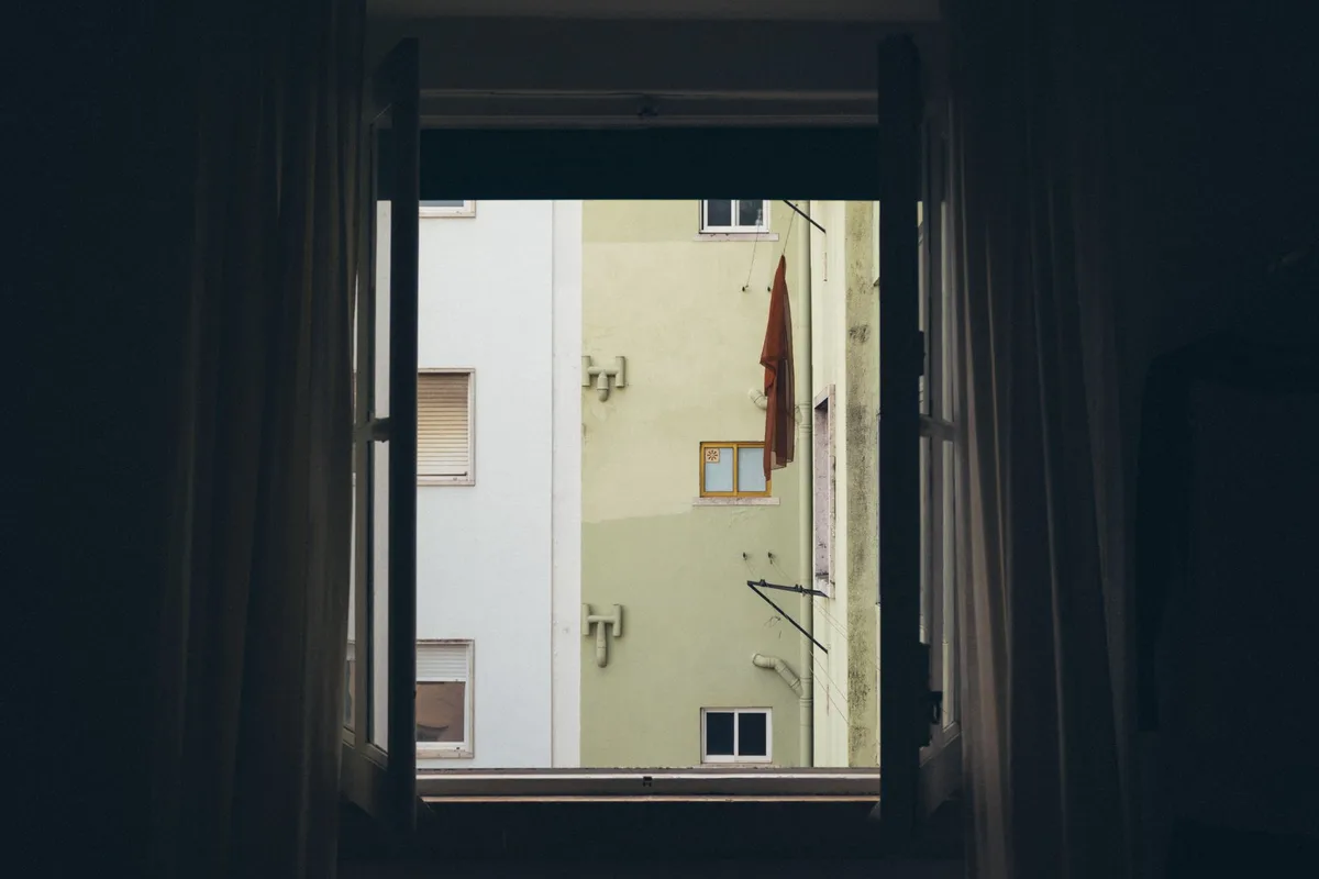 Fenêtre partiellement ouverte dans une maison, représentant une erreur domestique courante