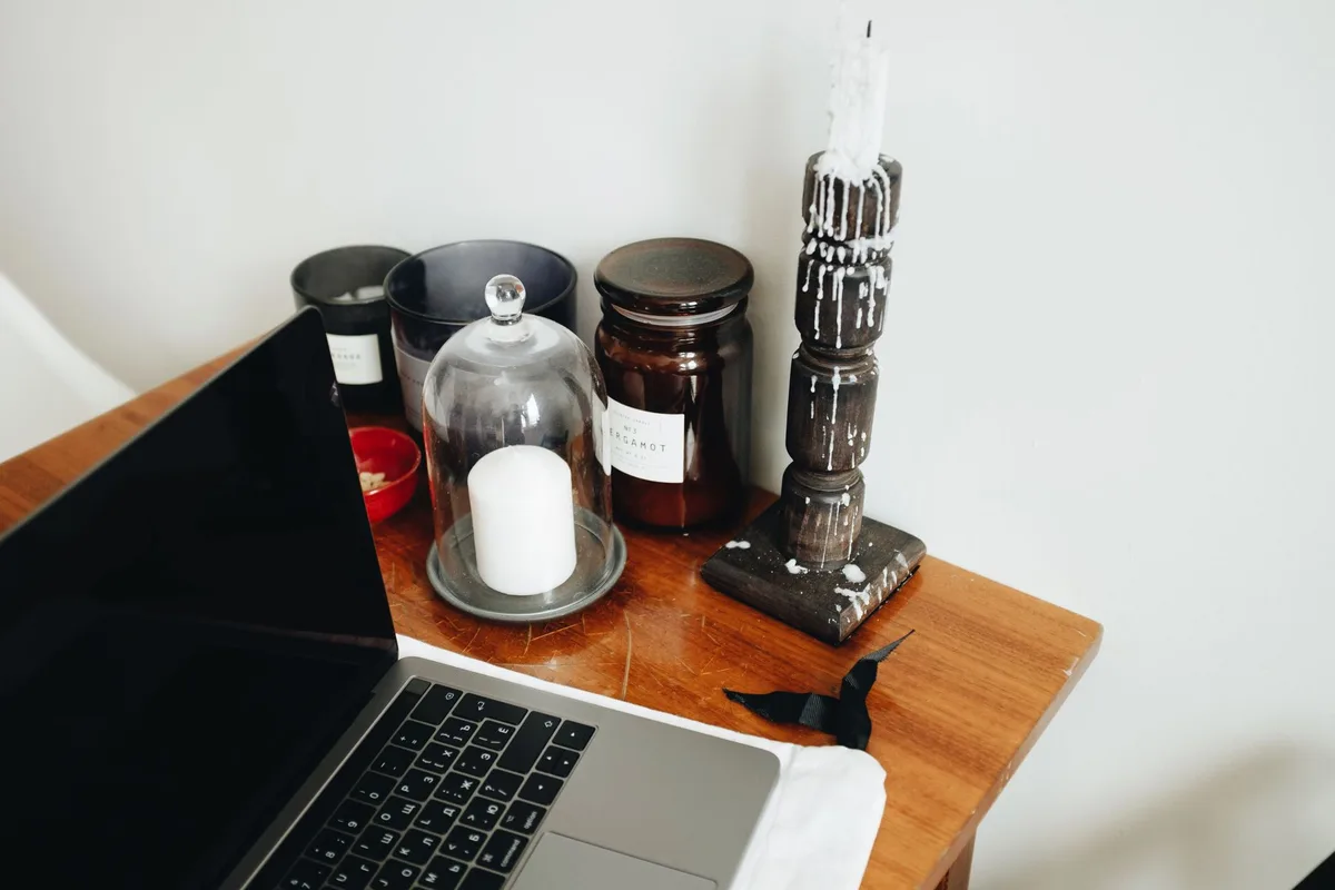 Freelance travaillant depuis son domicile avec son ordinateur portable et ses outils de travail