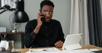 Entrepreneur étudiant des documents juridiques et des statuts d'entreprise sur son bureau