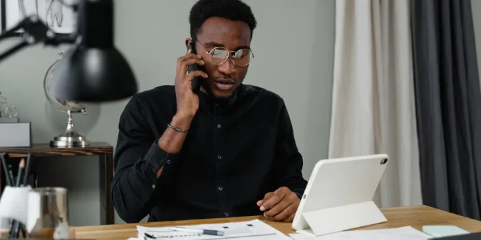 Entrepreneur étudiant des documents juridiques et des statuts d'entreprise sur son bureau