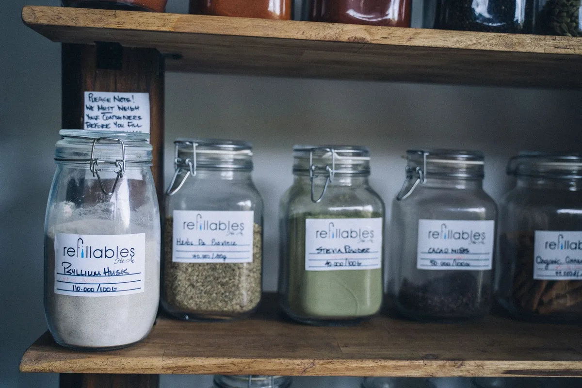 Pot de mayonnaise allégée avec liste d'ingrédients visible montrant eau et épaississants