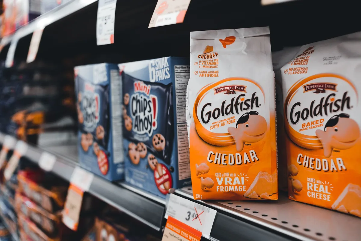 Emballage de produit alimentaire avec photo attrayante comparée à la liste d'ingrédients réelle