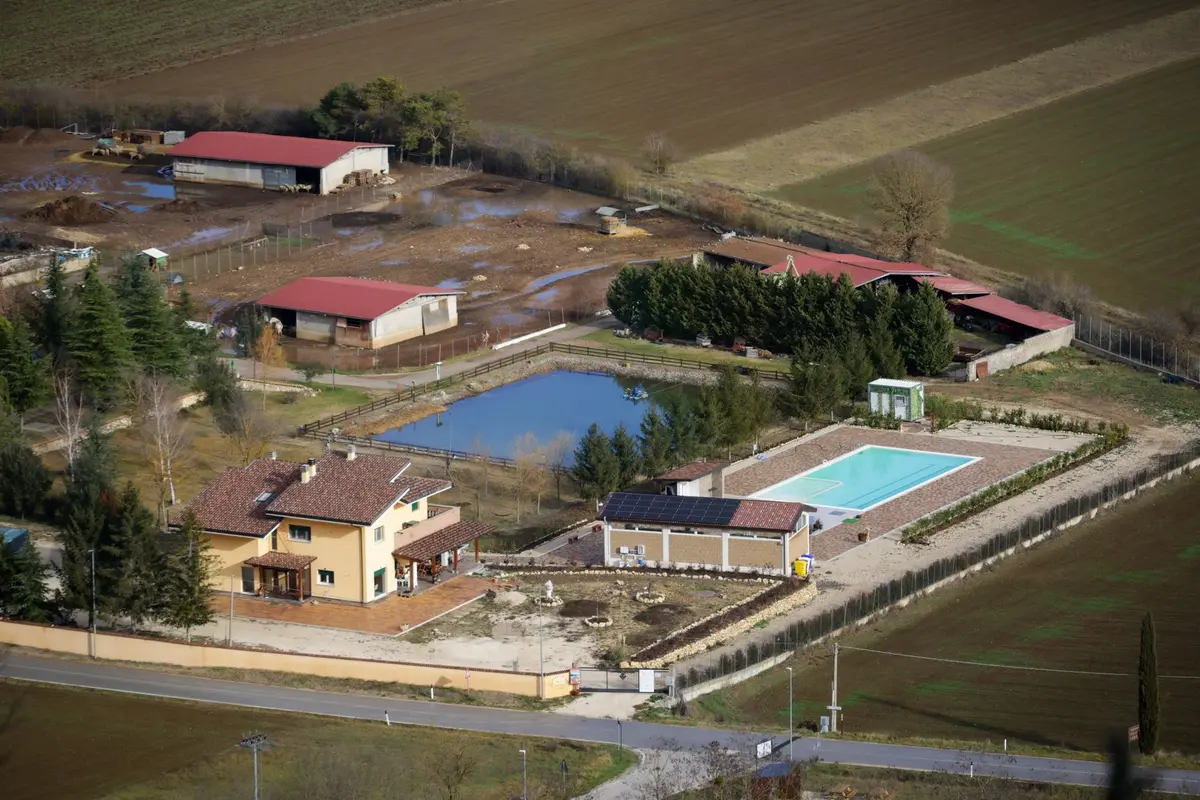 Couverture de piscine et système de récupération d'eau de pluie pour réduire la consommation
