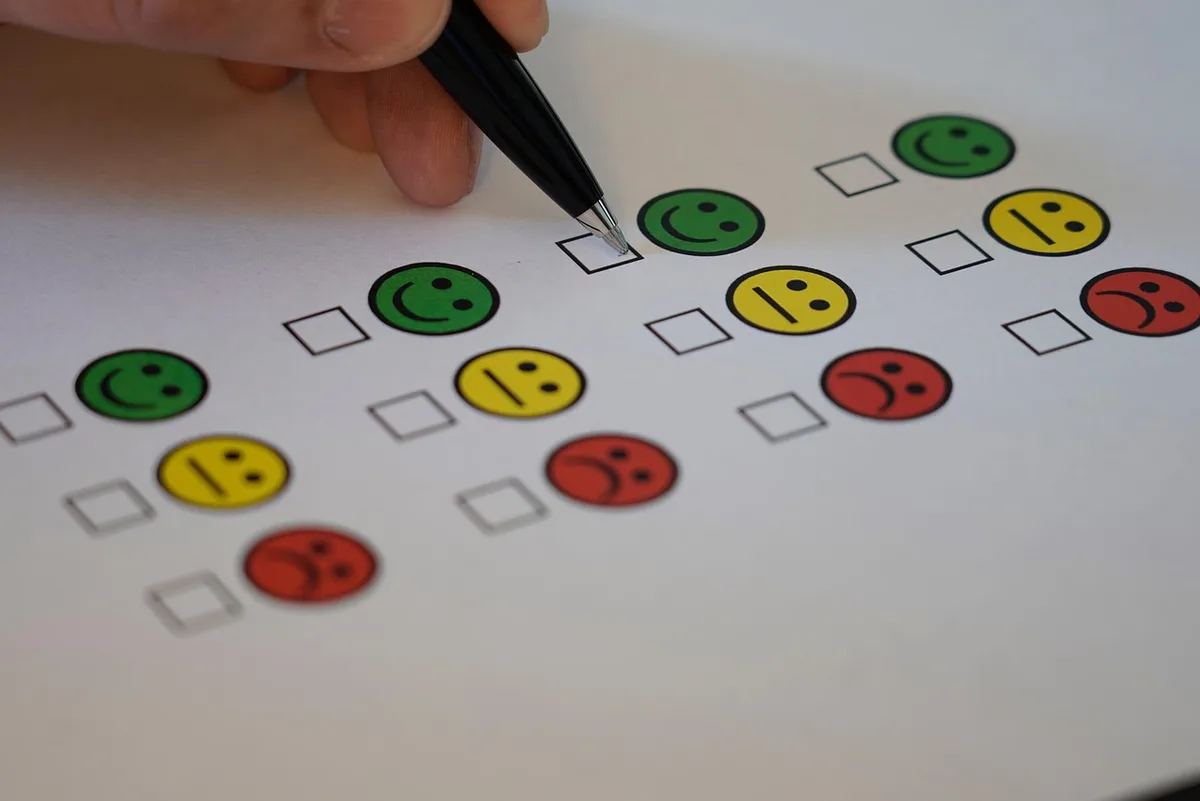 Formulaire d'avis client simplifié avec options de photos et étoiles