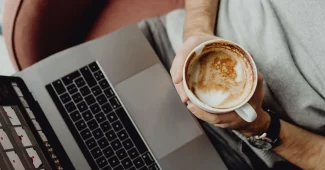 Écran d'ordinateur affichant un diagramme de workflow d'automatisation avec des notes de suivi sur un bureau moderne