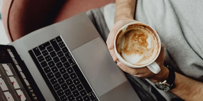 Écran d'ordinateur affichant un diagramme de workflow d'automatisation avec des notes de suivi sur un bureau moderne