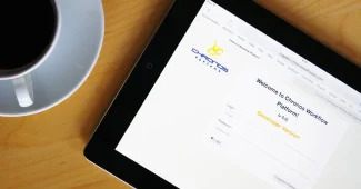 Mains organisant un processus d'automatisation sur un bureau avec diagrammes et ordinateur portable
