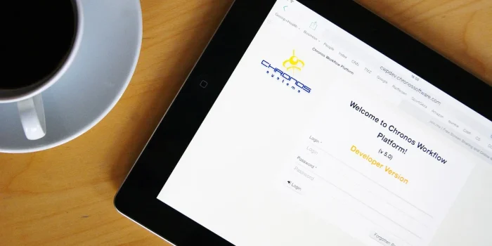 Mains organisant un processus d'automatisation sur un bureau avec diagrammes et ordinateur portable