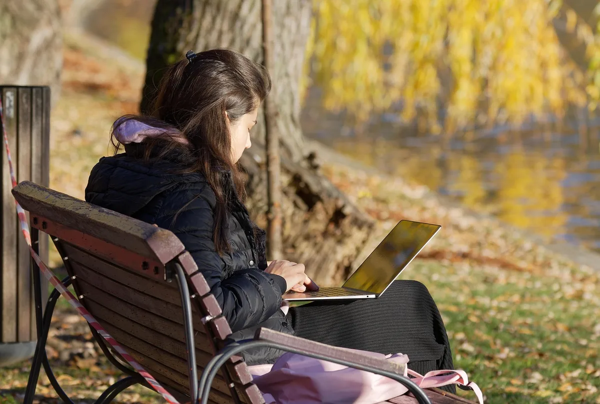 Personne consultant des avis en ligne sur un ordinateur portable