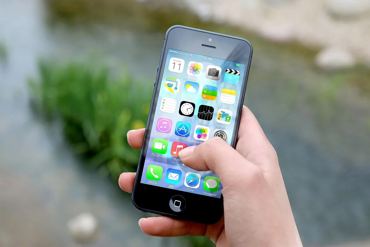 Invité laissant un avis depuis son téléphone après un séjour