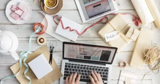 Personne anonyme à un bureau avec ordinateur portable, carnet et moodboard