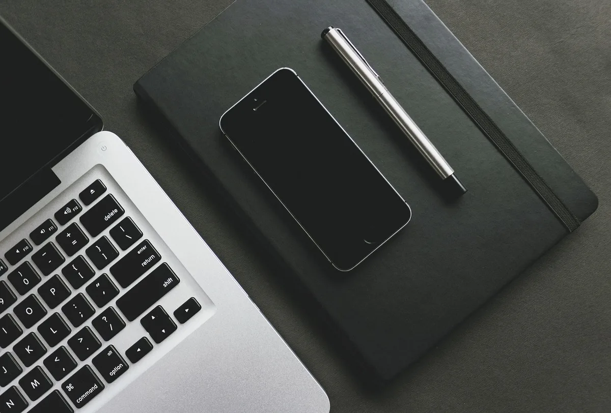 Éléments pratiques de kit d'intégration : carnet, stylos, casque et câble de recharge