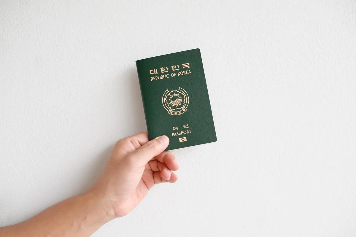 Documents d'immigration et passeport posés sur une table claire