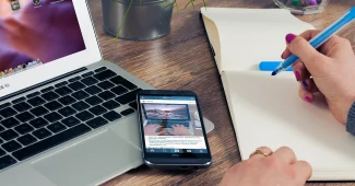 Bureau lumineux avec documents d'enregistrement d'entreprise et ordinateur portable