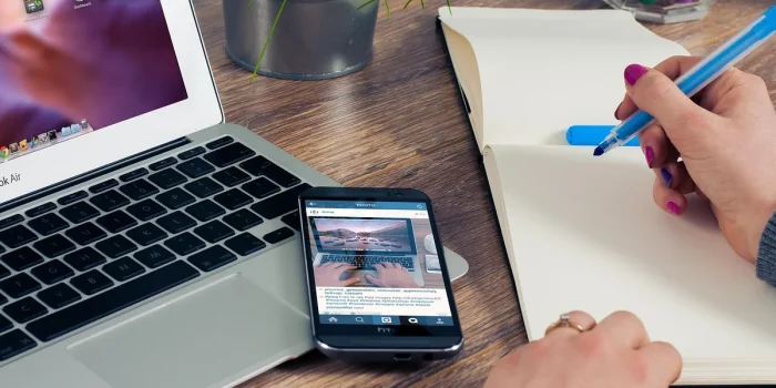 Bureau lumineux avec documents d'enregistrement d'entreprise et ordinateur portable