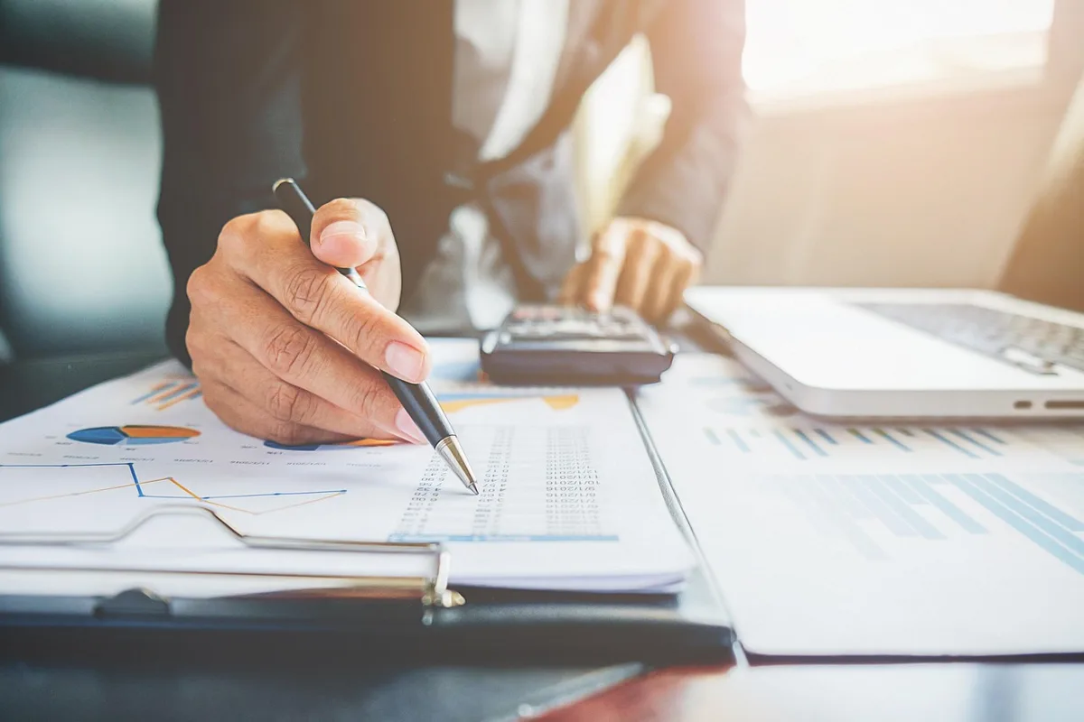 Calcul de rentabilité immobilière avec formules et chiffres sur un tableau