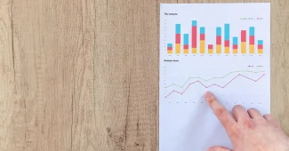 Documents d'investissement immobilier et analyses financières sur un bureau