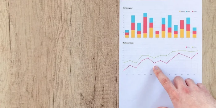 Documents d'investissement immobilier et analyses financières sur un bureau