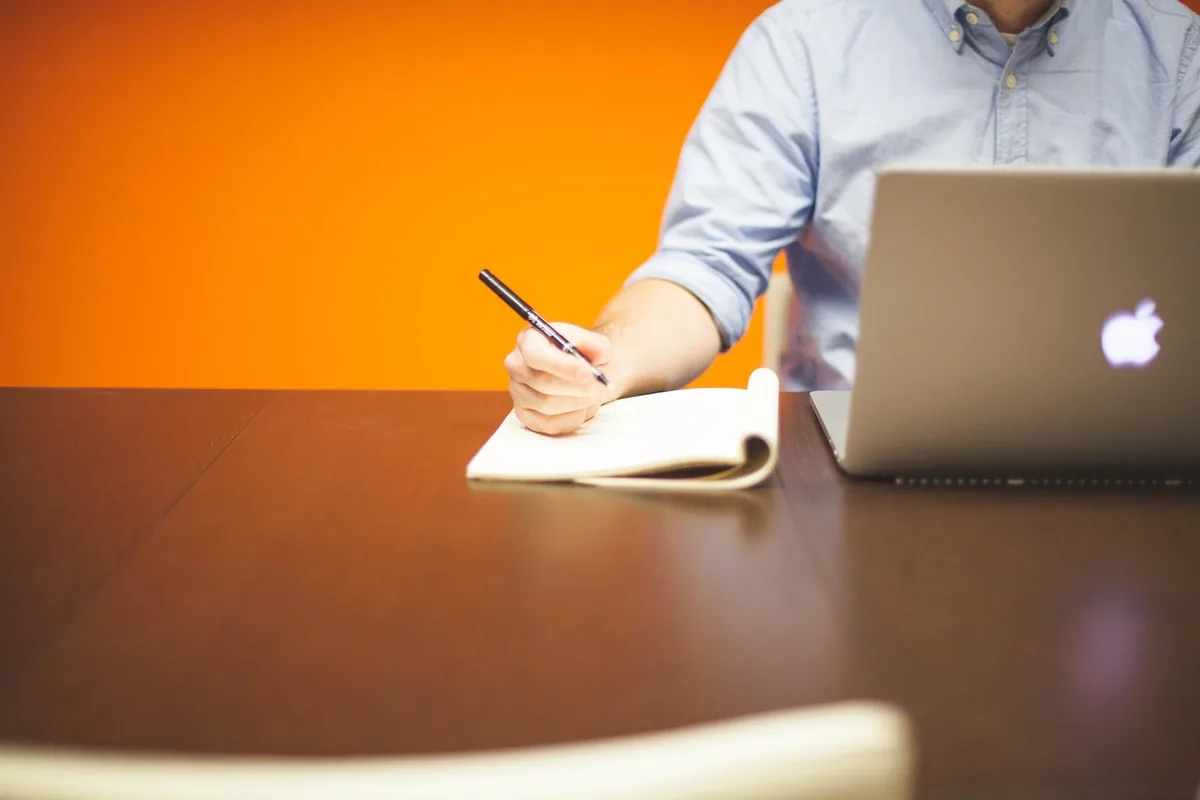 Carnet de notes et plan d'action pour reconversion professionnelle en rédaction