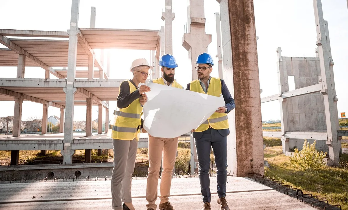 Tableau budgétaire et documents de coûts de construction sur un bureau
