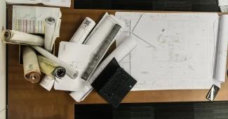 Plans de construction et outils de mesure sur un bureau de travail