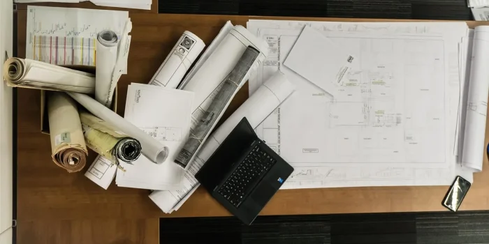 Plans de construction et outils de mesure sur un bureau de travail