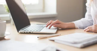 Espace de travail d'un petit commerce avec documents de gestion, factures et ordinateur