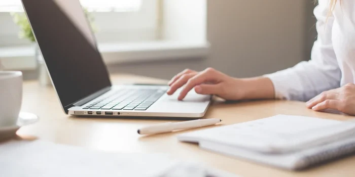 Espace de travail d'un petit commerce avec documents de gestion, factures et ordinateur