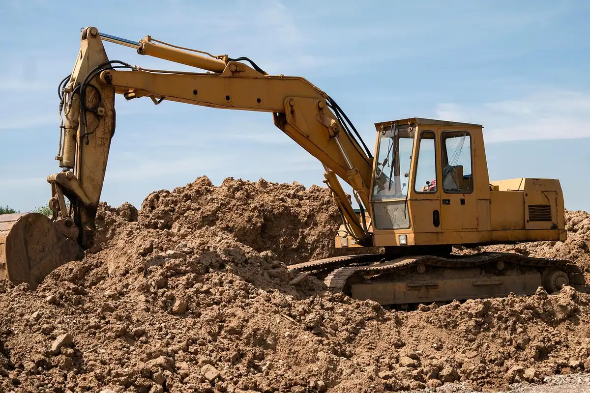 Zone de stockage organisée et barrières temporaires sur un chantier en journée