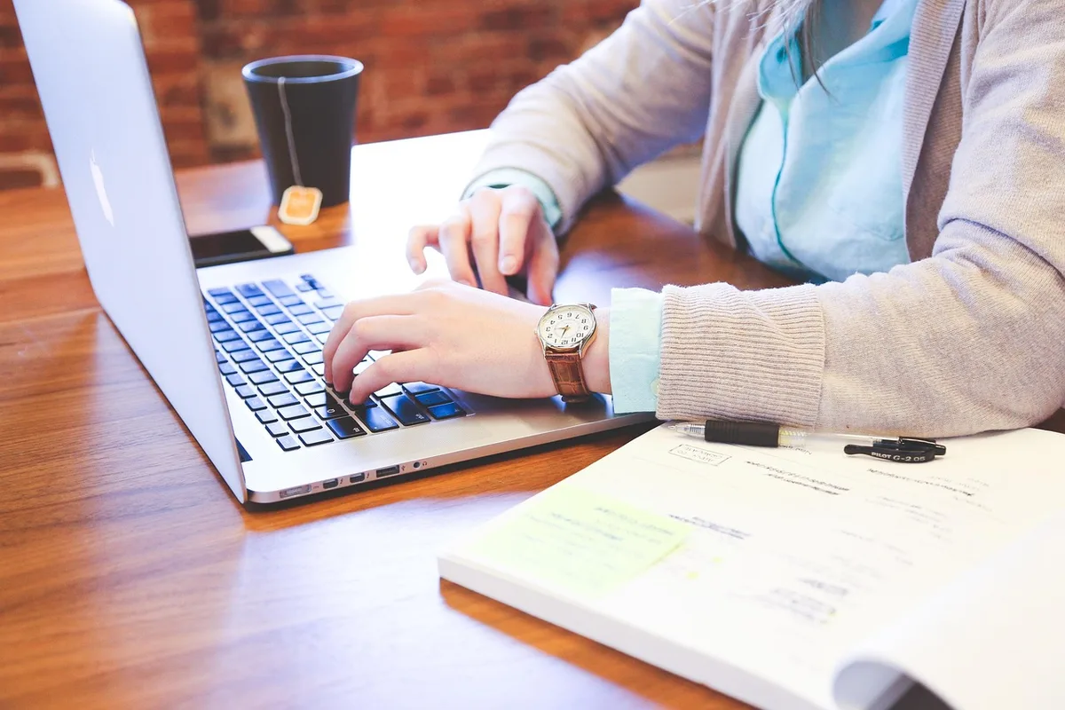 Collègue réalisant une courte session de microlearning sur un ordinateur portable