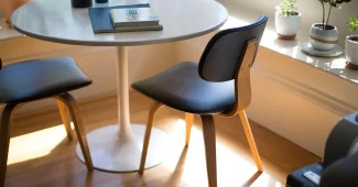 Équipe en formation marketing digital autour d'un tableau blanc et d'ordinateurs, lumière du jour