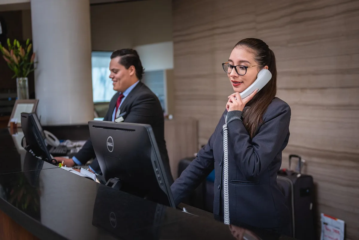 Représentant du service client répondant avec empathie à un avis négatif sur écran