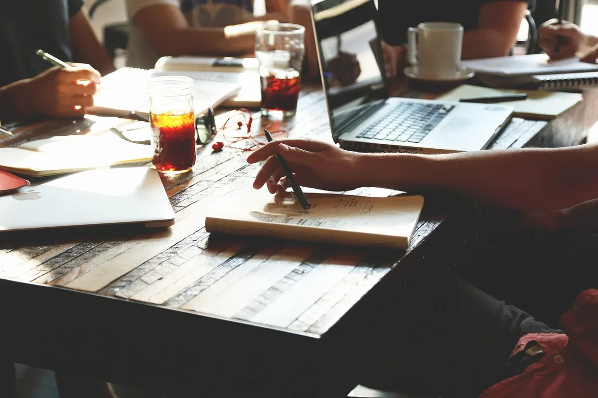 Calcul du budget séminaire sur une calculatrice et documents