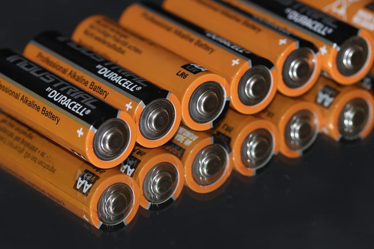 Batterie solaire domestique installée près d'un tableau électrique