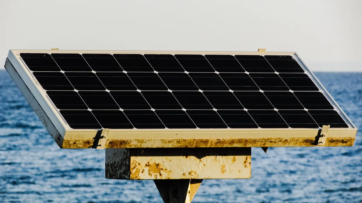 Panneaux solaires sur un toit avec zones d'ombre et micro-onduleurs