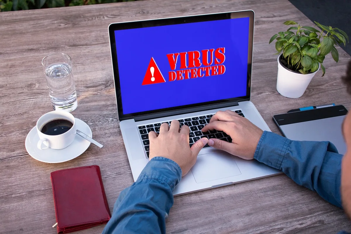 Symbole d'alerte ou d'avertissement sur un écran représentant la détection de contenu frauduleux