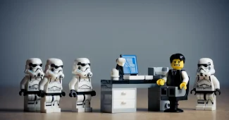 Personne consultant des avis clients avec étoiles et commentaires sur un écran d'ordinateur