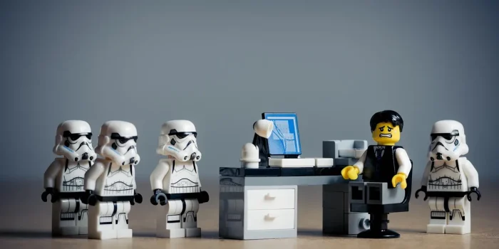 Personne consultant des avis clients avec étoiles et commentaires sur un écran d'ordinateur