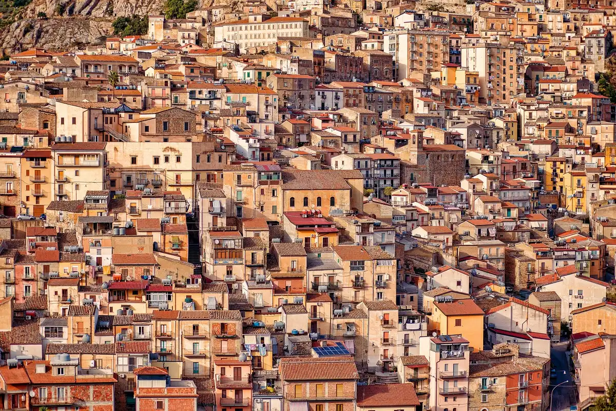 Ruelles du centre historique de Nice avec façades et piétons