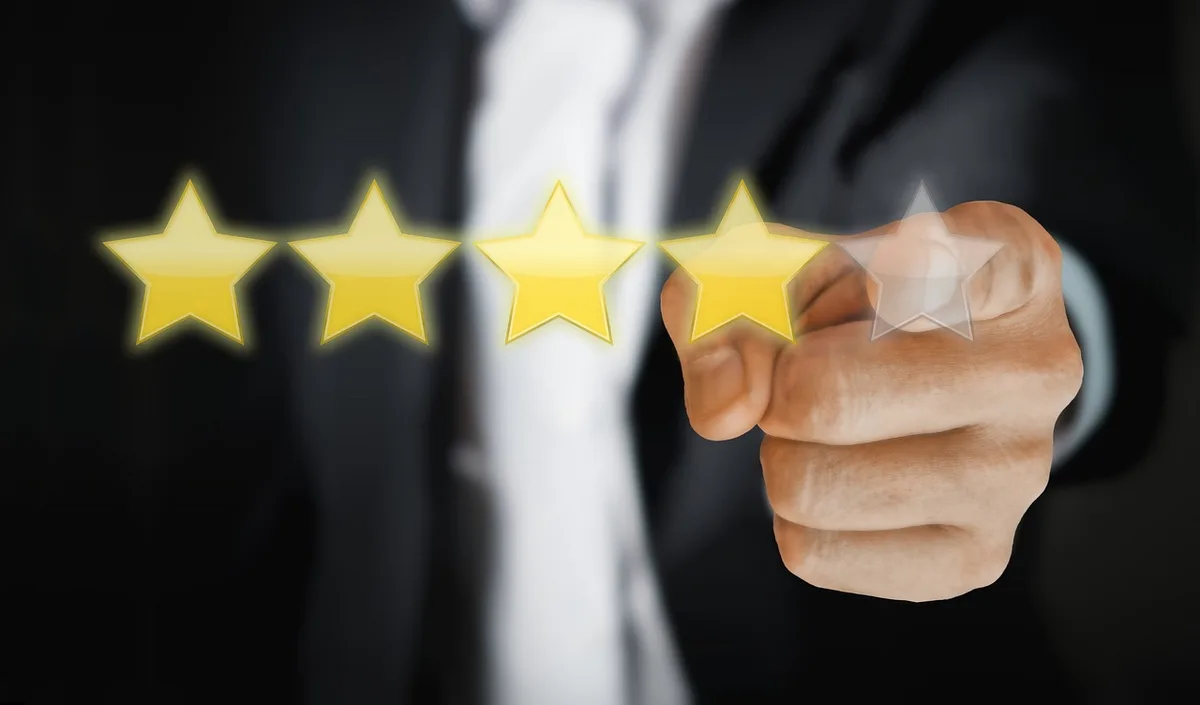 Personnes consultant des avis clients sur un écran pour évaluer une entreprise