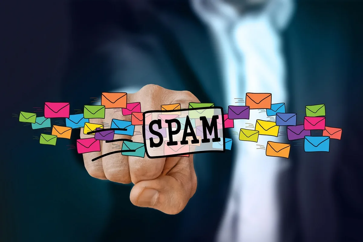 Illustration des erreurs courantes en email marketing : listes achetées, domaine non préparé et contenu de faible qualit