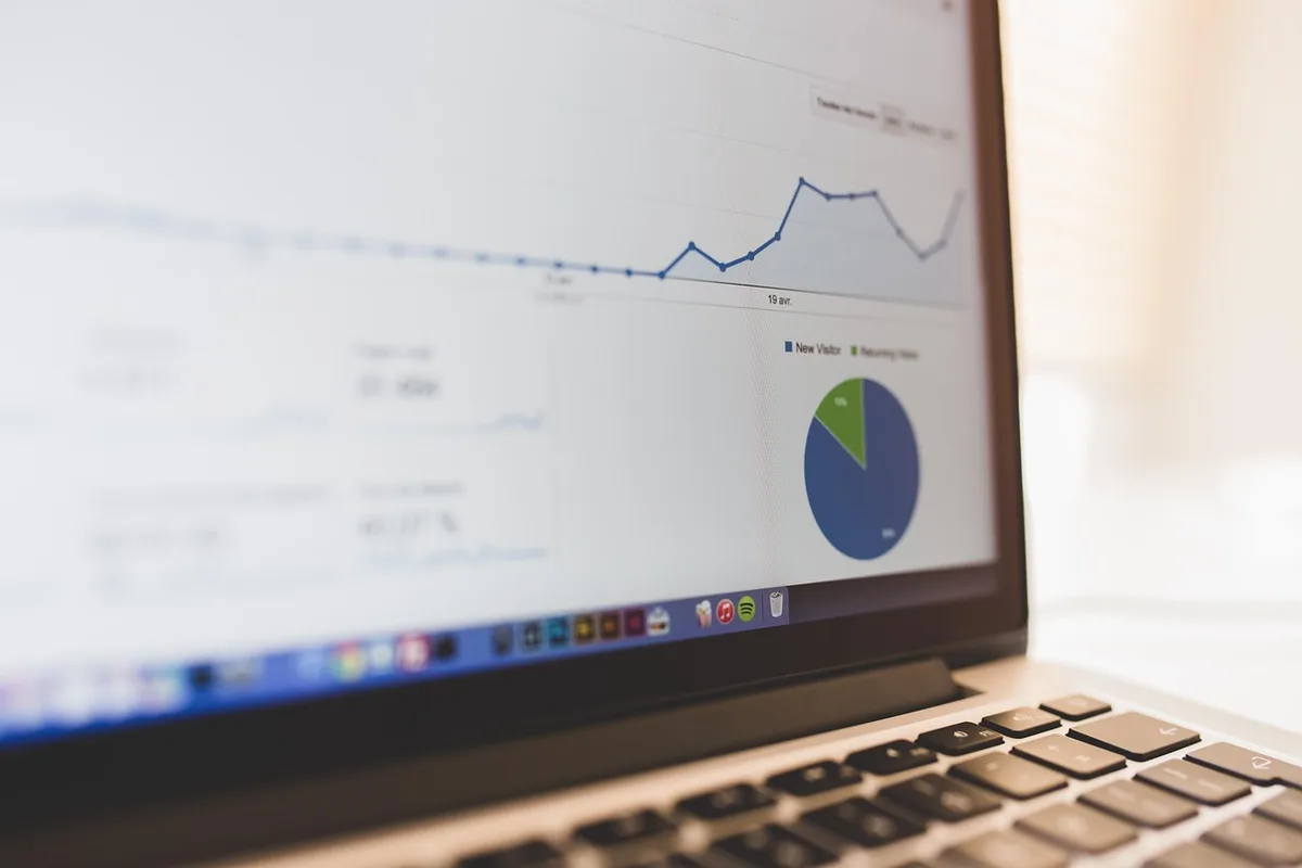 Tableau de bord affichant les indicateurs clés de performance (KPI) pour le suivi de la délivrabilité des emails.