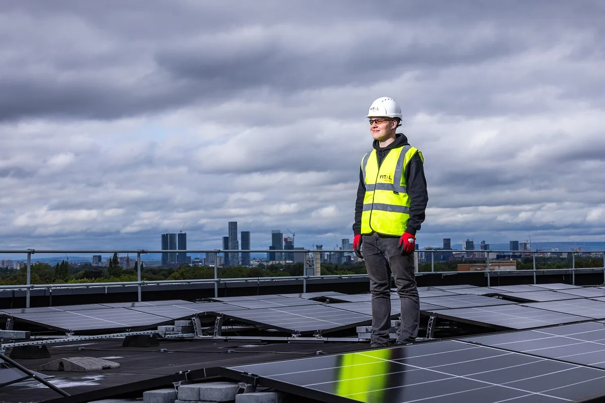 Panneaux solaires produisant de l'électricité en plein jour lors d'une canicule