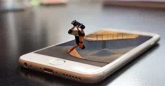 Main tenant un smartphone affichant des icônes d'avis cinq étoiles au-dessus d'une vitrine floutée