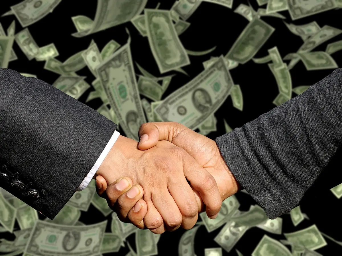 Salarié discutant d'un abondement avec son employeur à une table claire